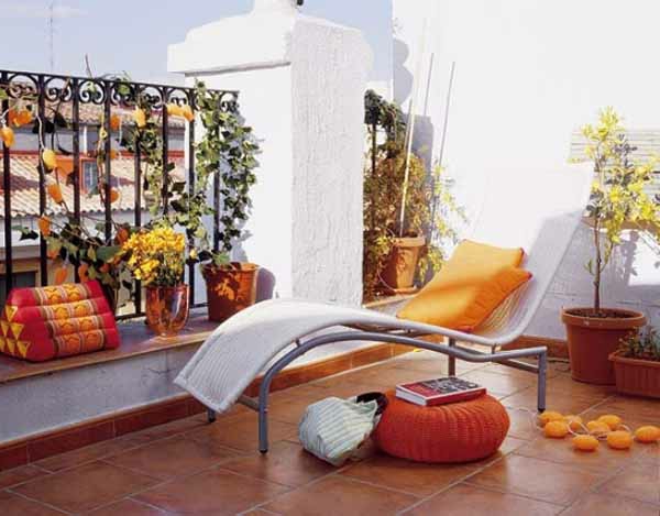 moderne terrasse mit einem extravagantem liegestuhl und elementen in Orange