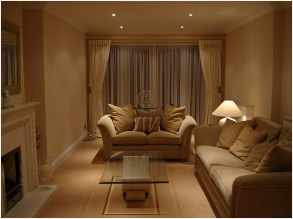 modernes-wohnzimmer-mit-eleganter-wandfarbe