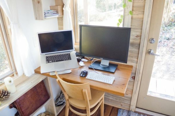 Laptop und Computer am hölzernen Schreibtisch