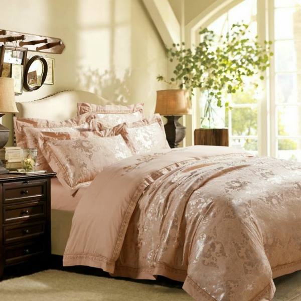 schlafzimmer mit einem bett mit bettbezügen und kissen in zärtlichen farbtönung