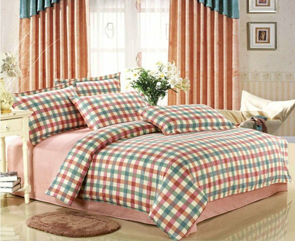 schlafzimmer mit bettwäschen und kissen in lustigen farbtonen