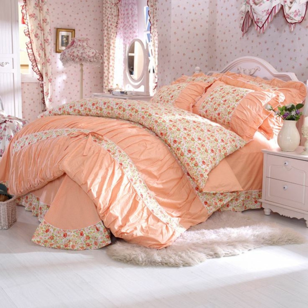 schlafzimmer mit einem bett mit bettwäschen und kissen in pfirsicher farbe