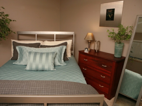 schlafzimmer mit einem luxus bett mit blauen bettbezügen
