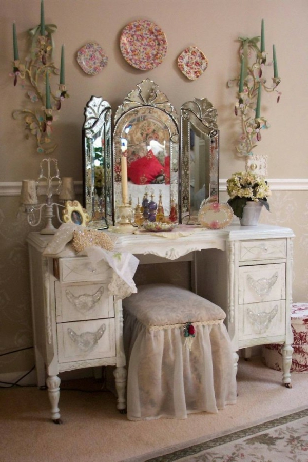 dekorative elemente im zimmer mit einem großzügigen spiegel design
