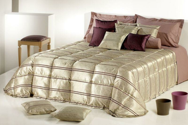luxus schlafzimmer mit einem bett mit eleganten bettbezügen ubd kissen