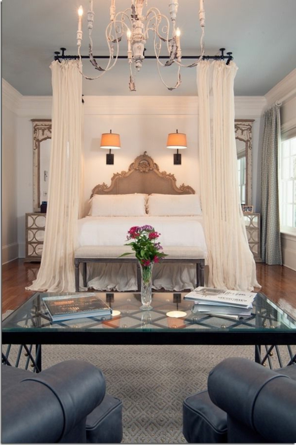 Luxus Bett mit originellen dekorativen Gardinen im Weiß
