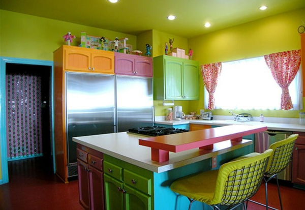 küchen farben ideen - bunte farbnuancen kochinsel zwei barhocker kleine gardinen