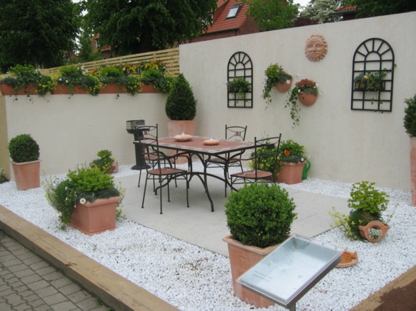 terrasse schön mit pflanzen und möbeln anlegen