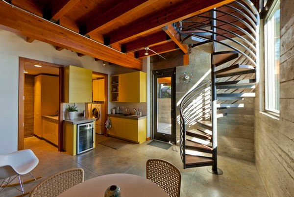 Spiraltreppen und Decke aus Holz für ein luxus Zimmer
