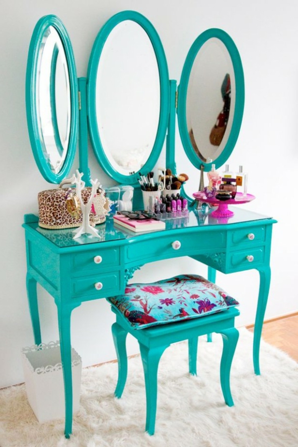 schminktisch modell mit drei spiegeln runder form und türkis farbe