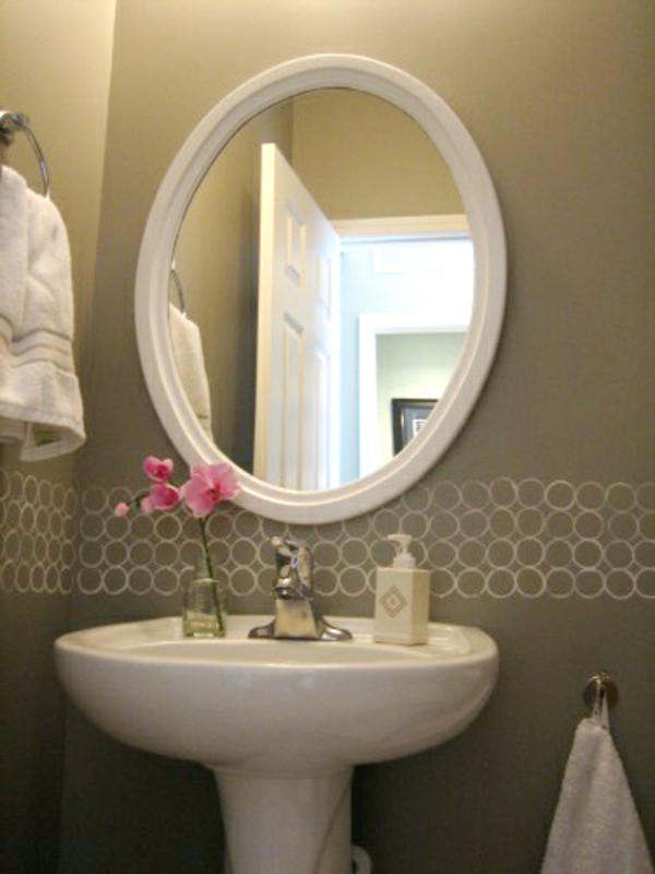 farbidee für wände im badezimmer  - graue hauptfarbe und weiße bemalungen