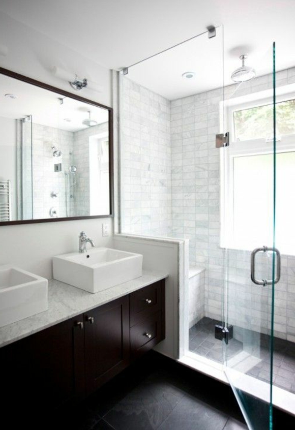 spiegel und duschkabine im kleinen badezimmer mit weißer gestaltung