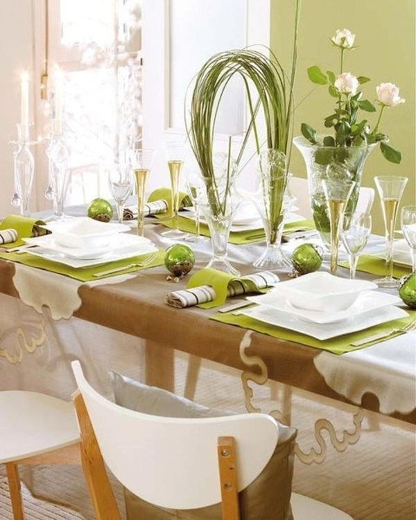 porzellangeschirr und weiße rosen für moderne tischdeko in grünen farbschemen