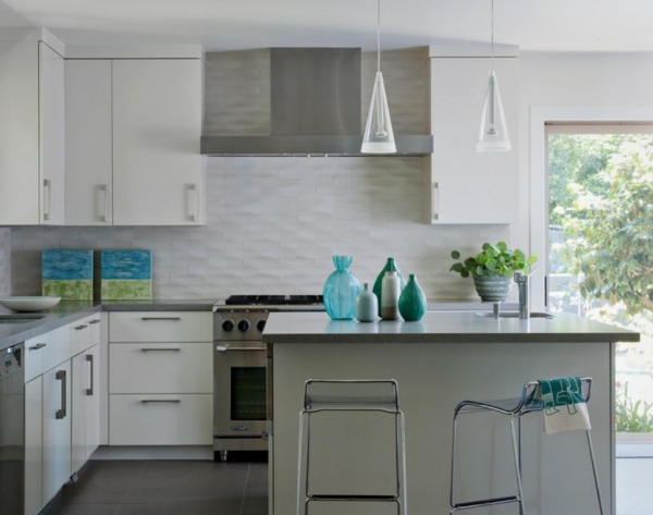 modernes küchenspiegel aus küchenfliesen in weiß