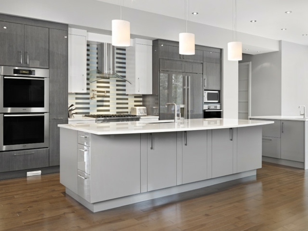 küche mit interessantem interieur und farbe - weiß und grau