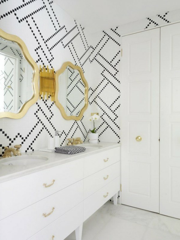 badezimmer mit zwei luxus spiegeln und interessanter wandgestaltung