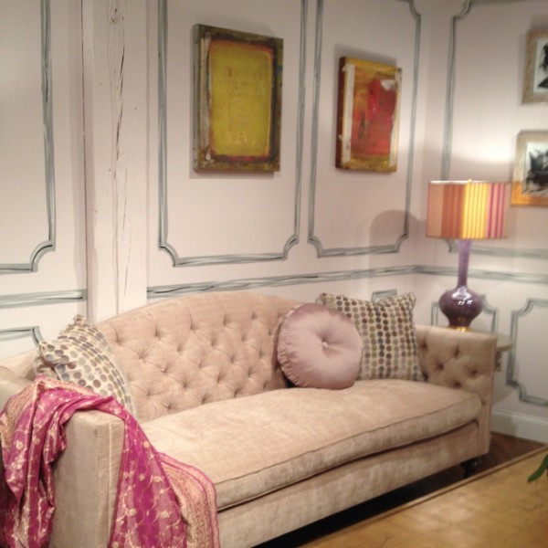 sofa dekokissen und originelle wandgestaltung mit linien