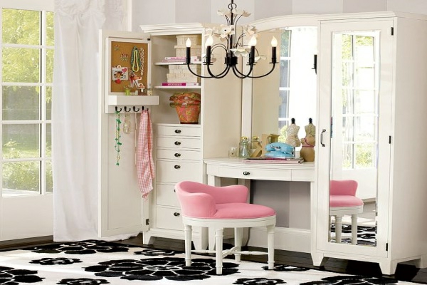 weiße möbel und schminktisch mit einem rosigen stuhl und ein eleganter kronleuchter