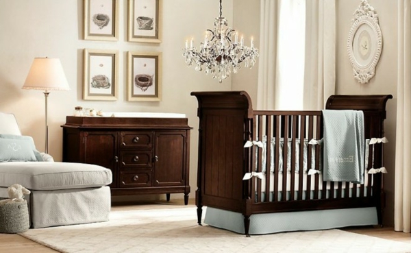 weiße wandgestaltung im babyzimmer mit hölzernen möbeln