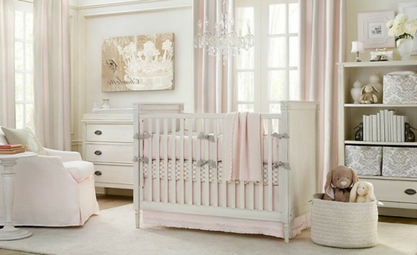 kronleuchter aus glas und weiße und rosige farbnuancen im babyzimmer