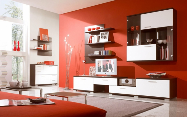 schöne einrichtung im wohnzimmer mit ausstattung in rot
