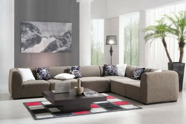 große graue couch im schönen wohnzimmer