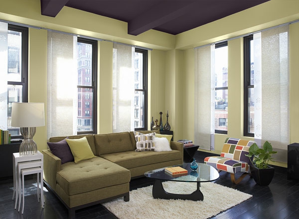 wohnzimmer interieur mit einem gläsernen nesttisch und frischen Farben für die wände