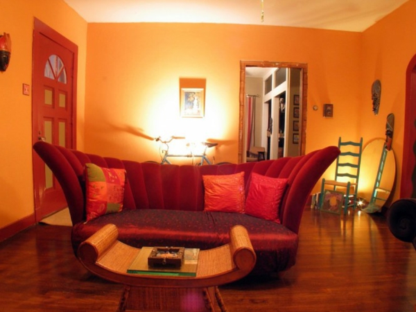 oranges wohnzimmer - moderne wandfarbe und extravagantes sofa design