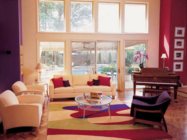 dunkel lila und rote farbe für wandgestaltung im luxus wohnzimmer
