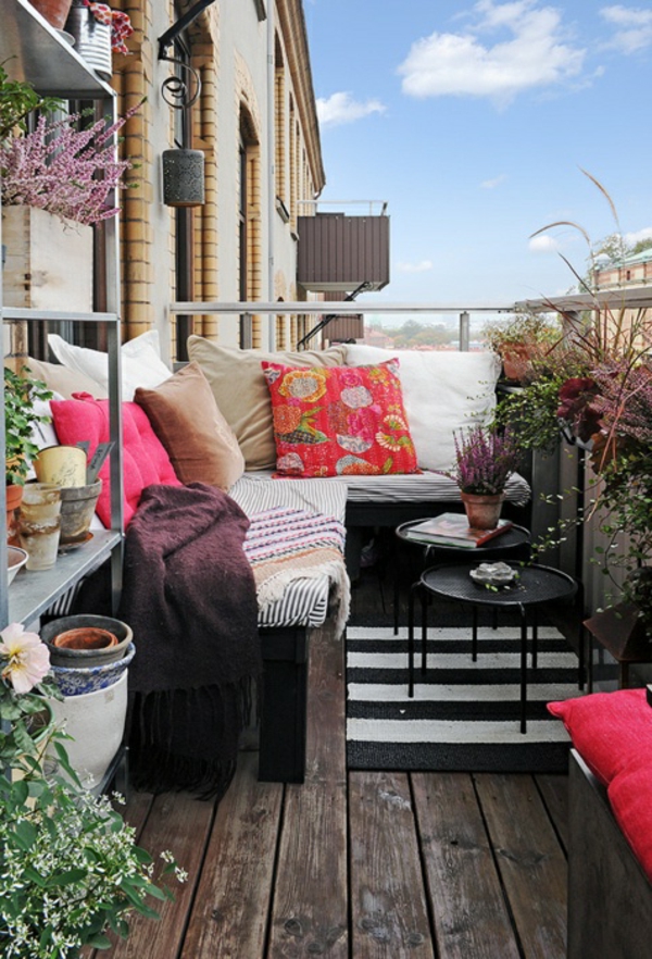 terrasse schön anlegen - pflanzen und dekokissen