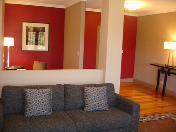 wohnzimmer mit schönem design - rote wände