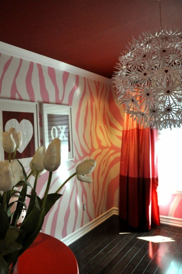 wand mti rosiger farbe streichen - luxus zimmer mit einem schönen kronleuchter und weißen tulpen