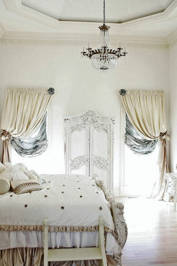 Elegante Vorhänge im weißen Farbton für ein luxus Schlafzimmer