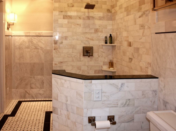 Carrera Marble - badezimmer mit weißen modernen marmor fliesen - bad fliesen ideen