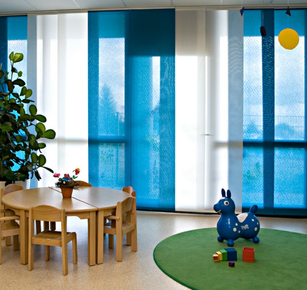 Flaechenvorhang- in-weiß-und-blau- spielzeug und runder tisch