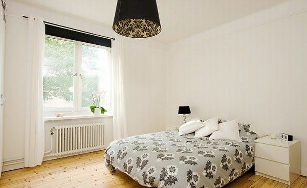 Schlafzimmer-gestalten-im-skandinavischen-Stil-Bett-neben-dem-Fenster-weiße-Wände