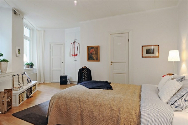 Schlafzimmer-gestalten-im-skandinavischen-Stil-Klammoten-hüngen-auf-die-Wände