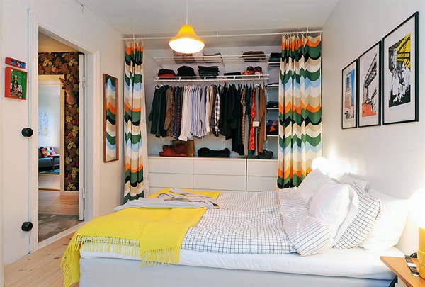 Schlafzimmer-gestalten-im-skandinavischen-Stil-bunte-Vorhänge-im-Kleiderschrenk