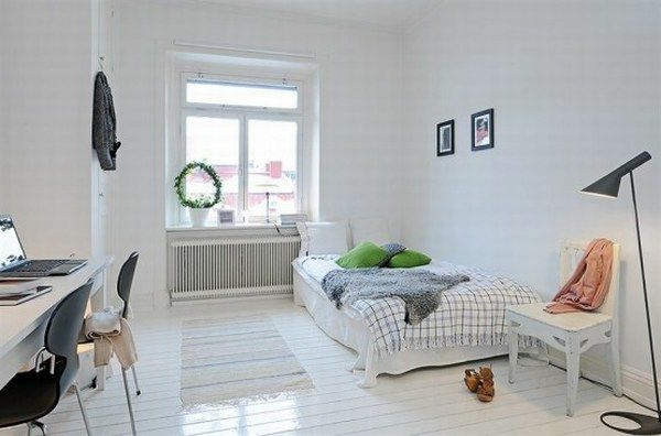 Schlafzimmer-gestalten-im-skandinavischen-Stil-größe-Fenster-Schreibtisch-weißen-Stuhl-neben-dem-Bett