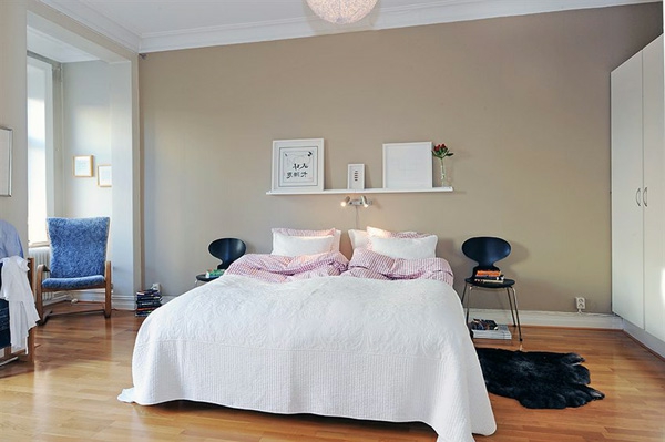 Schlafzimmer-gestalten-im-skandinavischen-Stil-größes-Bett-Stühle-statt-Nachttisch