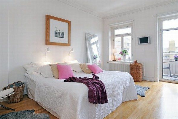 Schlafzimmer-gestalten-im-skandinavischen-Stil-größes-Bett-mit-Kisten-Spiegel-Raten-Körbe