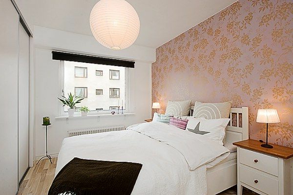 Schlafzimmer-gestalten-im-skandinavischen-Stil-interessante-Tapetten-mit-floralen-Motiven-papier-Kronleuchter