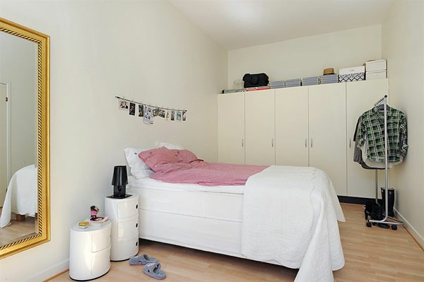 Schlafzimmer-gestalten-im-skandinavischen-Stil-kleines-Zimmer-Kette-mit-Photos-als-Wand-Deko