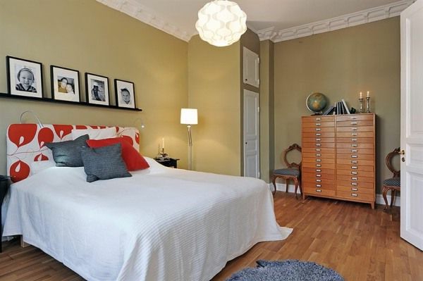 Schlafzimmer-gestalten-im-skandinavischen-Stil-olivengrünen-Wand-Porträtphotografie-als-Wand-Deko