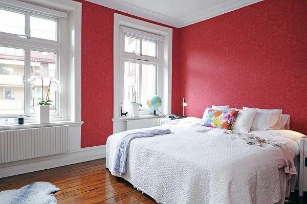 Schlafzimmer-gestalten-im-skandinavischen-Stil-röte-Tapetten-weiße-Bettdecke