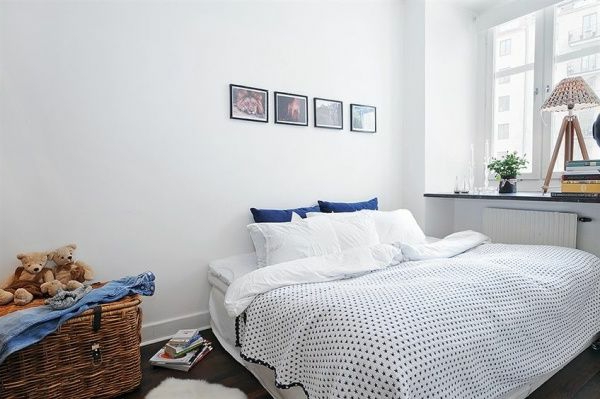 Schlafzimmer-gestalten-im-skandinavischen-Stil-weiße-Wände-Rattan-Korb
