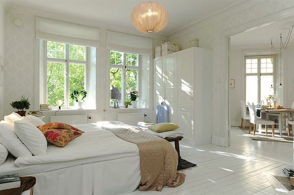 Schlafzimmer-gestalten-im-skandinavischen-Stil-weiße-Wände-und-weißes-Boden-ud-papier-Kronleuchter