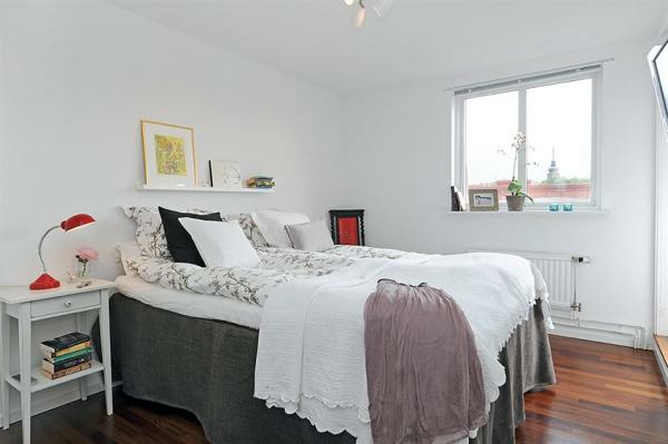 Schlafzimmer-gestalten-im-skandinavischen-Stil-weißes-Zimmer-röte-Akzente
