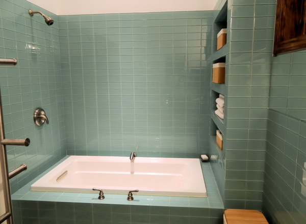badewanne-im-badezimmer-mit-schönen-fliesen- modern