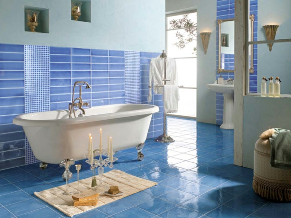 badezimmer-blaue-fliesen-badewanne- freistehend